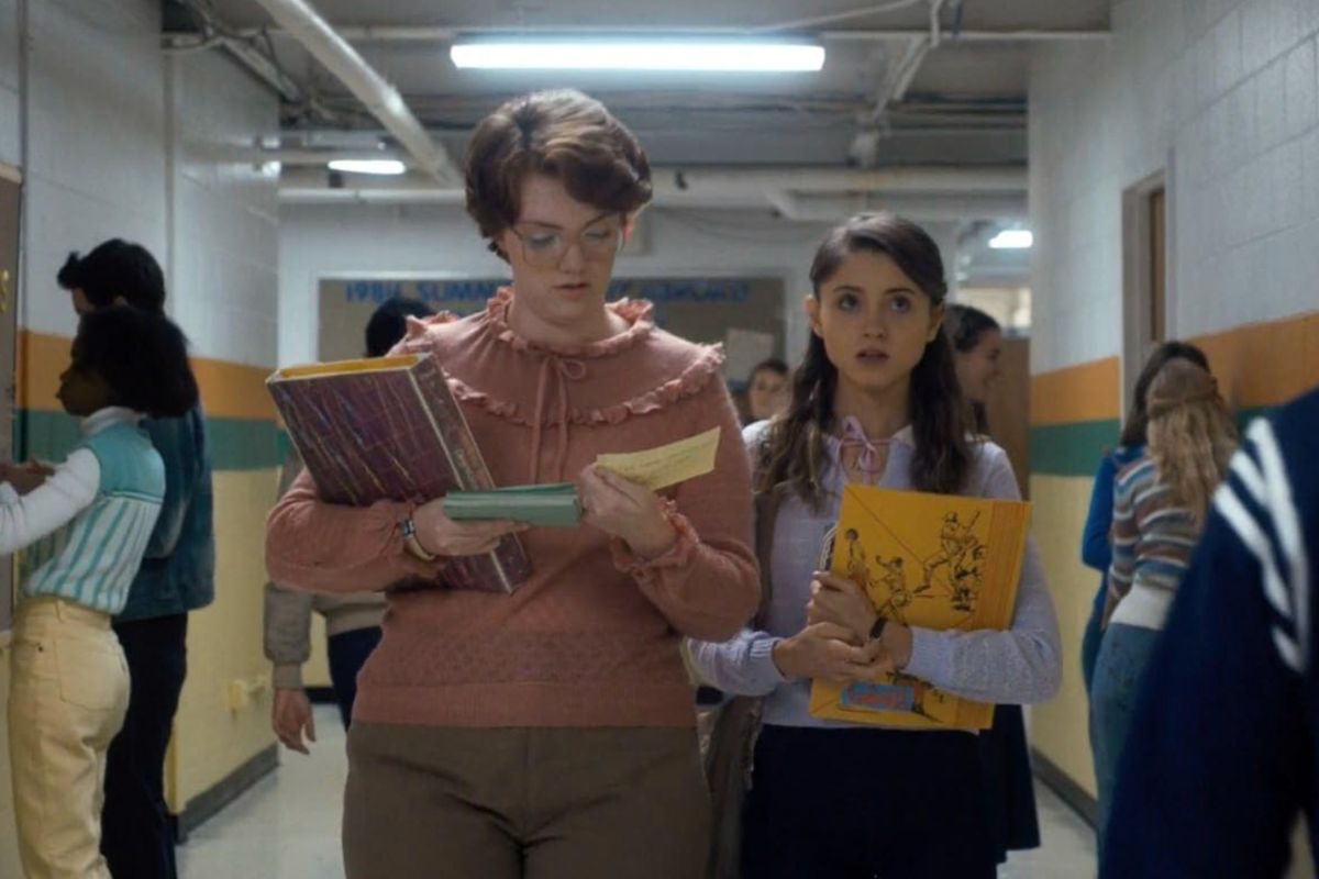 Barb (Shannon Purser) e Nancy (Natalia Dyer) em cena da primeira temporada de Stranger Things. Foto: Reprodução/IMDB.