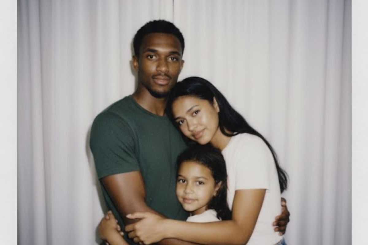 Casal com criança em imagem gerada por inteligência artificial