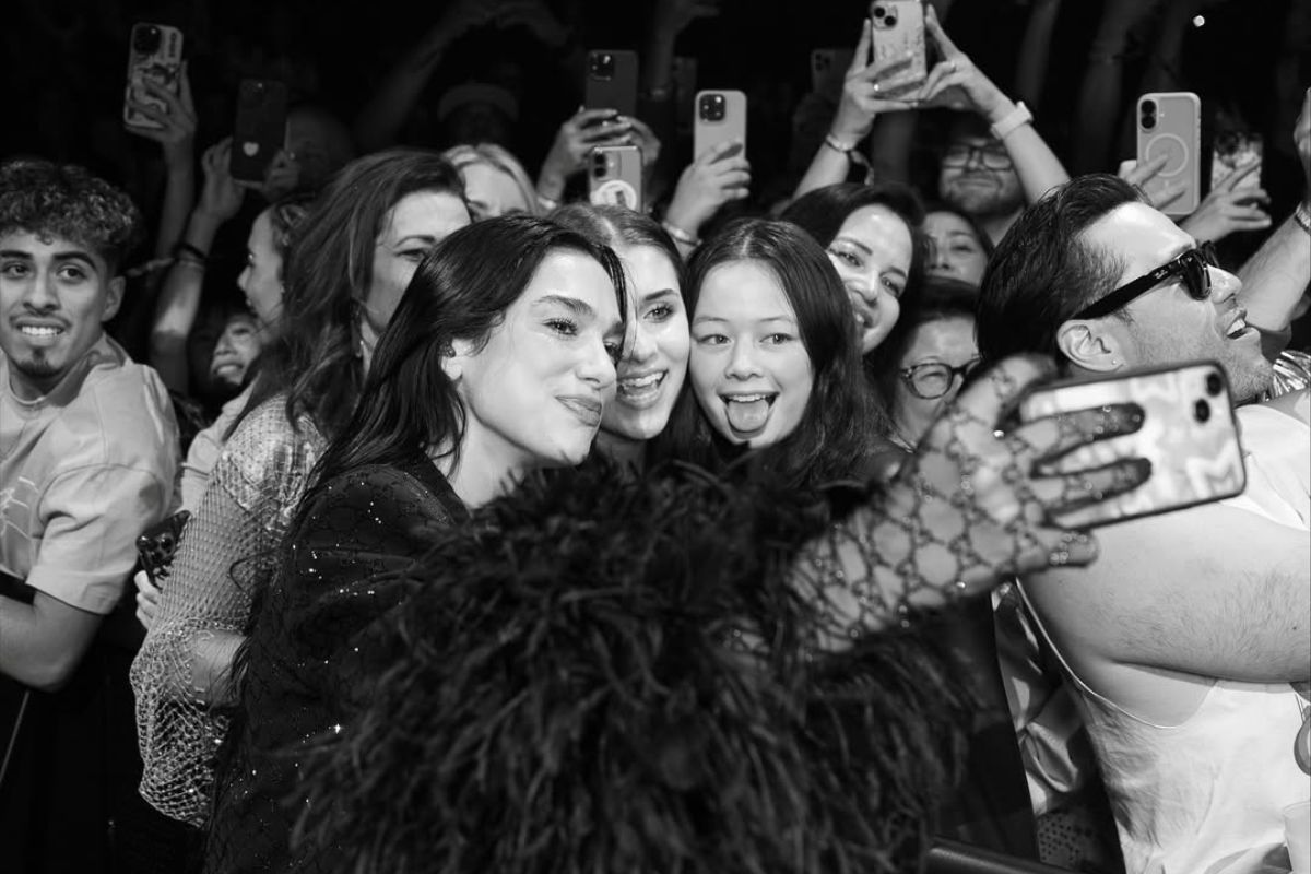 Dua Lipa com fãs em seu último show da turnê "Radical Optmism" antes de vir ao Brasil. Foto: Reprodução/Instagram @dualipa.