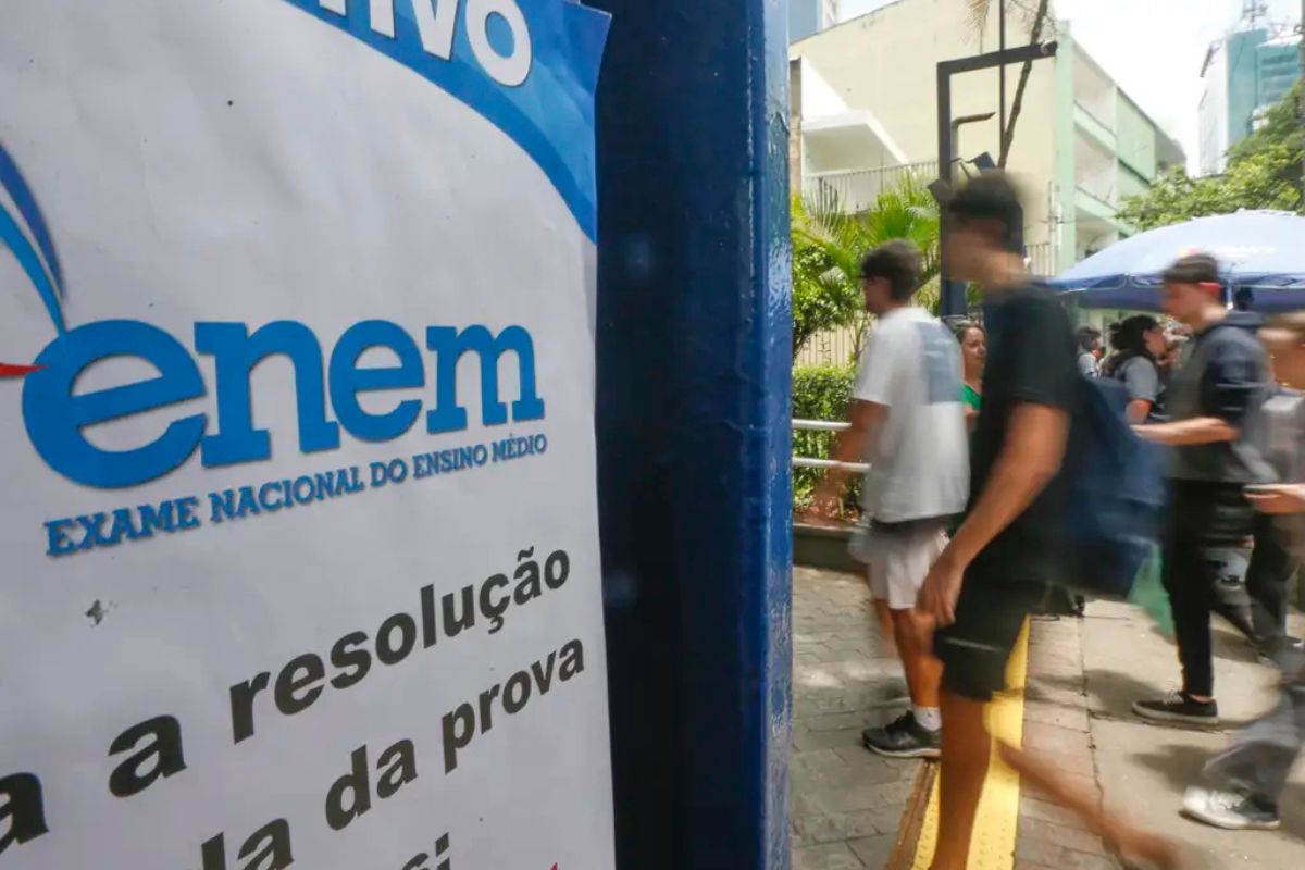 Prova do Enem sobre a mesa