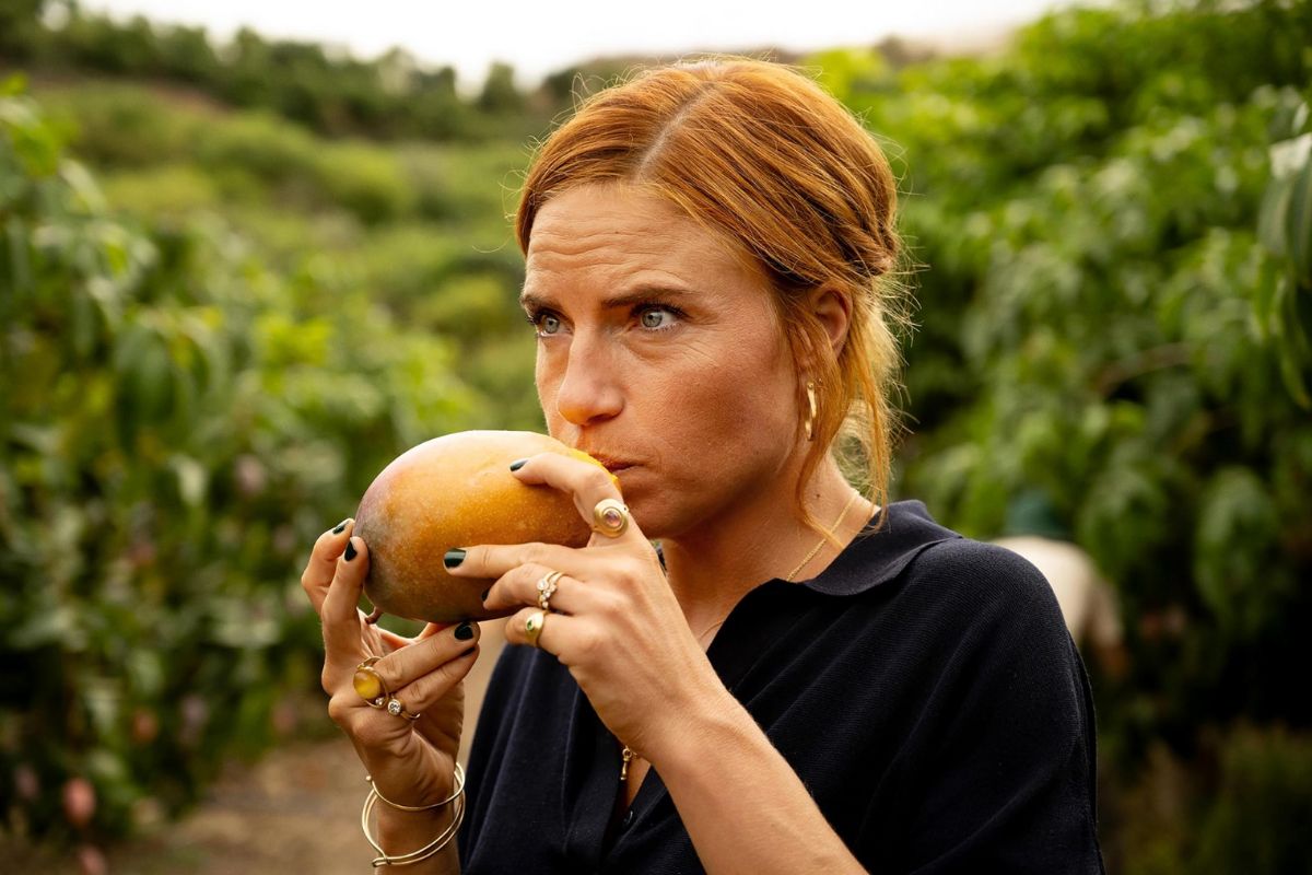 A gerente hoteleira Lærke (Josephine Park) é enviada ao sul da Espanha para comprar uma fazenda de mangas e transformá-la em um resorte. Foto: Reprodução/IMDB.