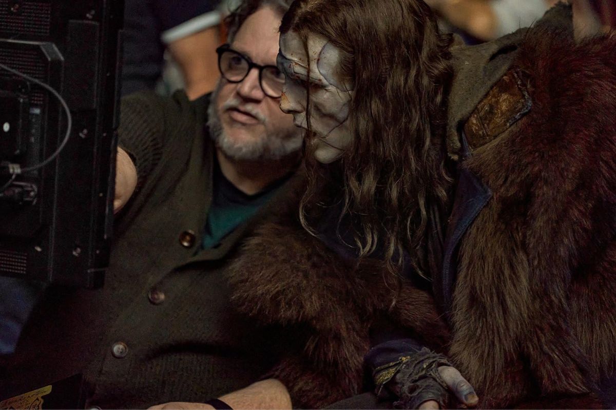 Guillermo del Toro e Jacob Elordi nos bastidores de "Frankenstein". Foto: Reprodução/IMDB.