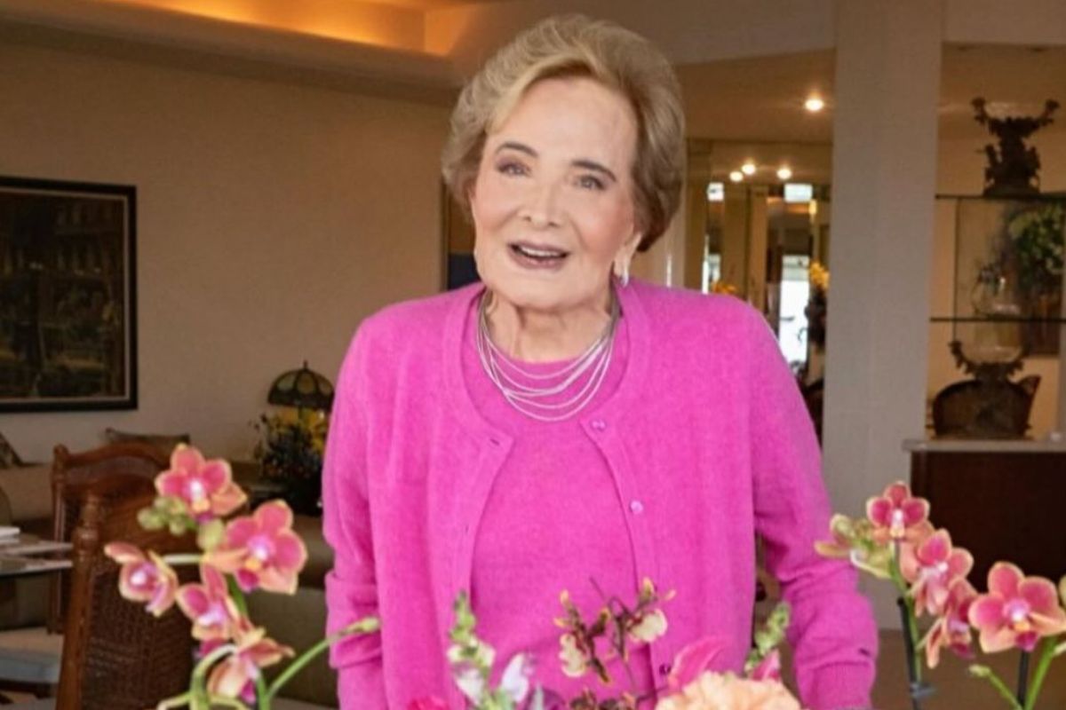 Glória Menezes em momentos descontraídos em casa. Foto: Reprodução/Instagram @gloriamenezesoficial.