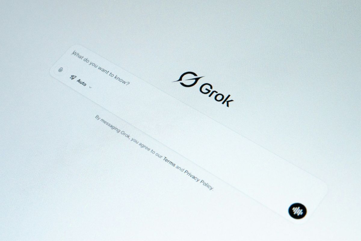 Grok é a inteligência artificial que promete desafiar a hegemonia do ChatGPT. Foto: Unsplash.