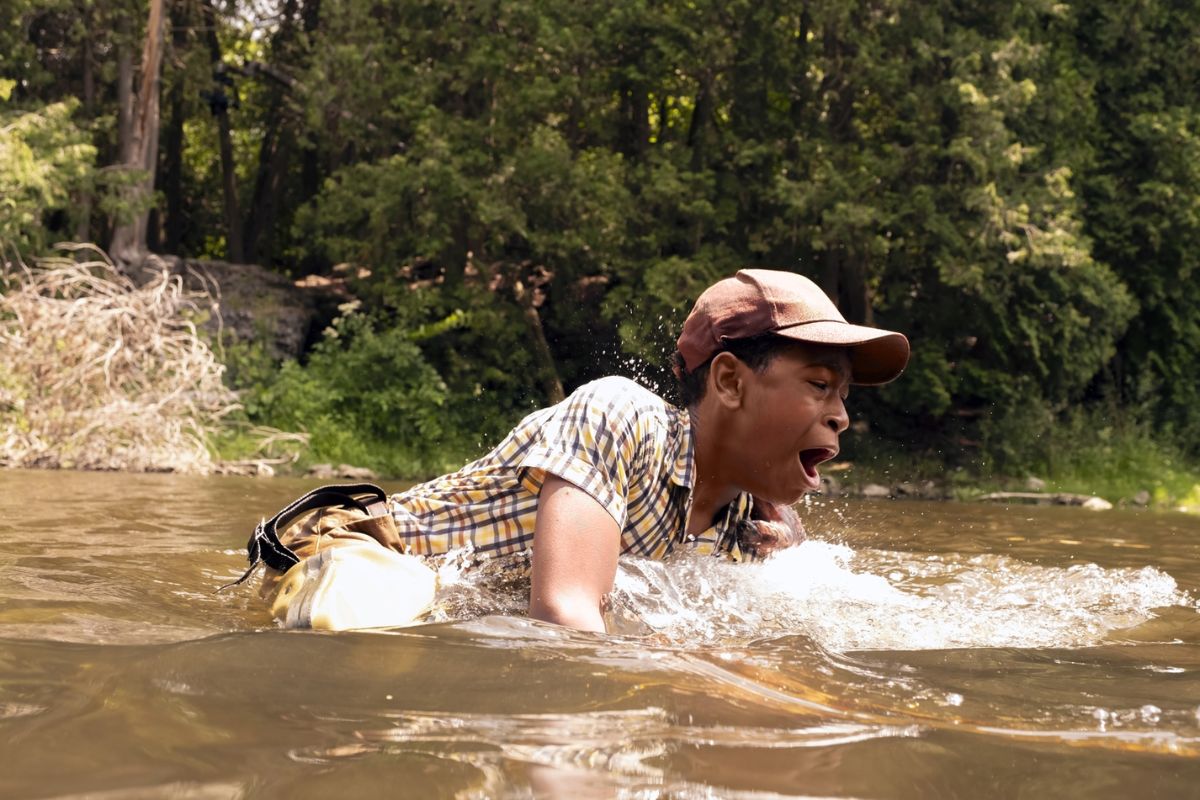 Will (Blake Cameron James) vê Pennywise com a forma de seu pai, Leroy, no lago onde pescavam. Foto: Divulgação/HBO Max.