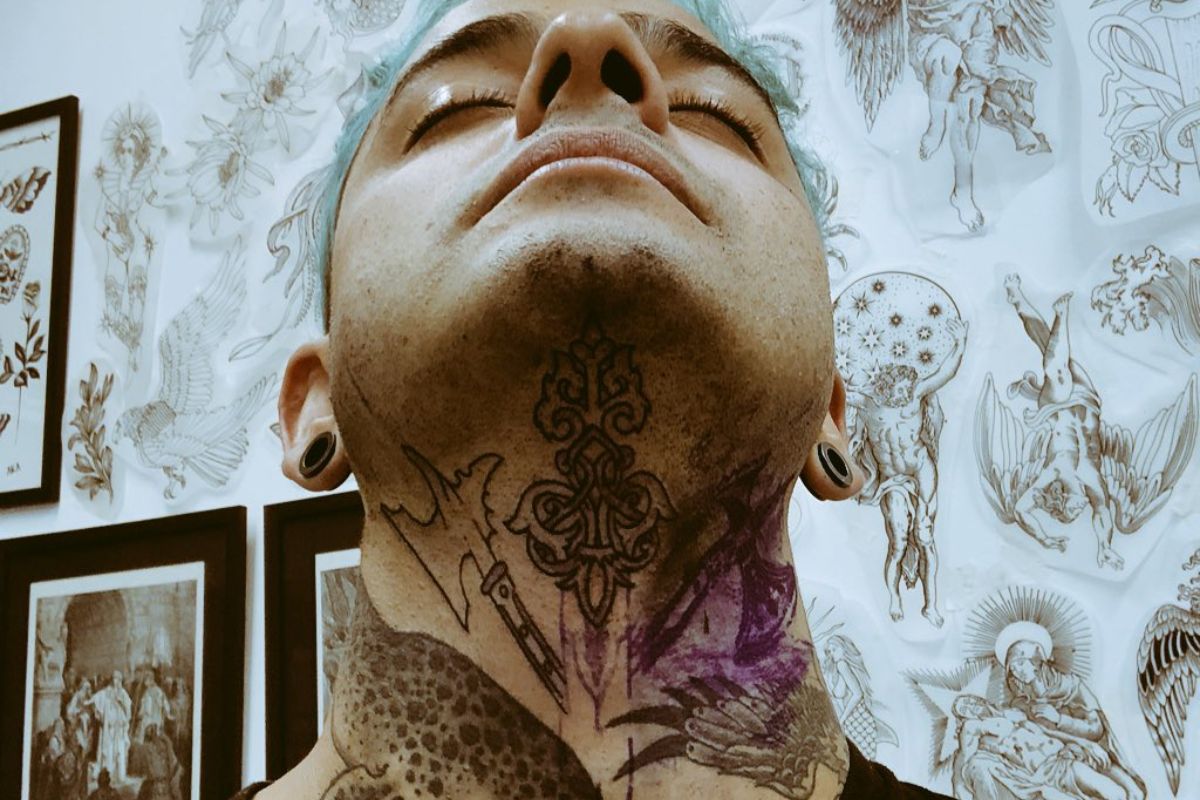 Lucas Silveira, vocalista da Fresno, é grande entusiasta de tatuagens. Foto: Reprodução/X @lucasfresno.