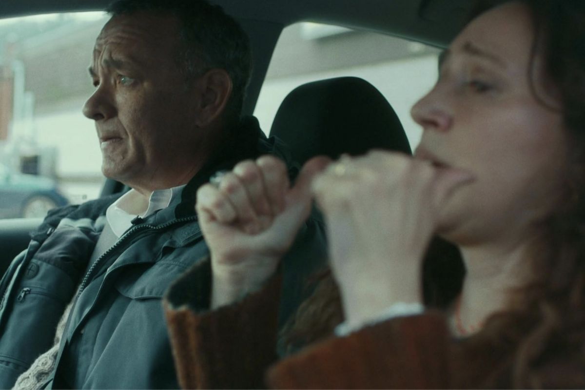 Tom Hanks e Marina Treviño em cena de "O Pior Vizinho do Mundo". Foto: Reprodução/IMDB.