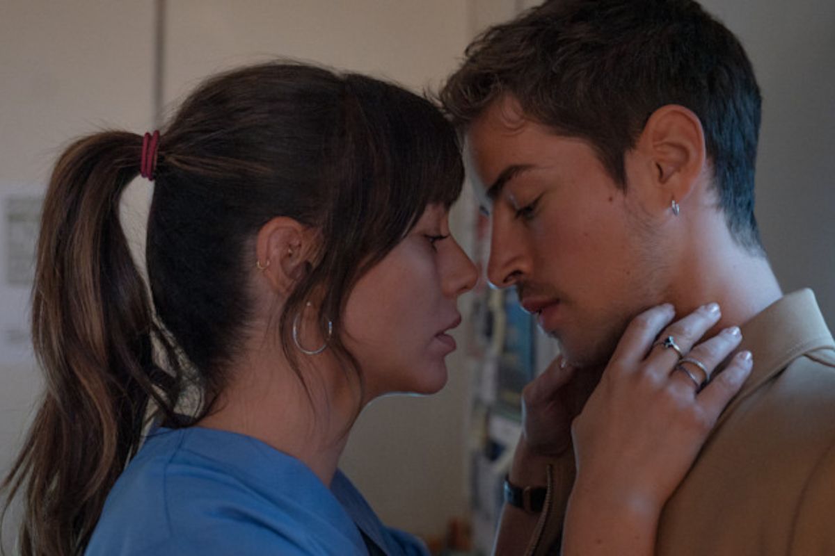 Jésica Donoso (Blanca Suárez) e Biel de Felipe (Manu Ríos) vivem romancce em "Respira". Foto: Divulgação/Netflix.