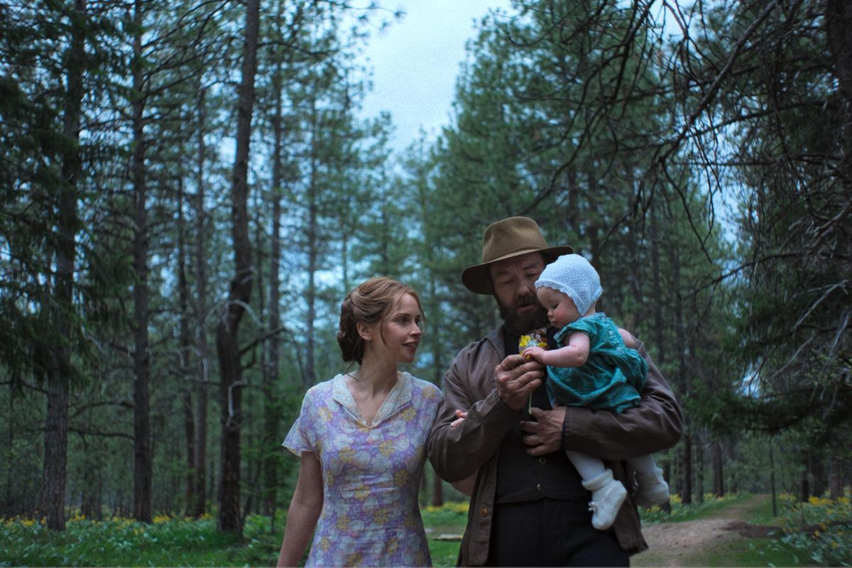 Robert Grainier (Clint Bentley) e sua família em cena de "Sonhos de Trem". Foto: Reprodução/IMDB.