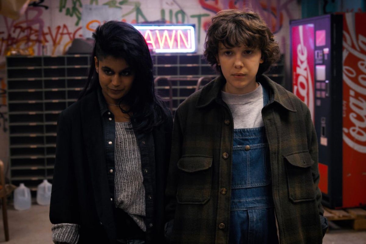 Kali (Linnea Berthelsen) e Eleven (Millie Bobby Brown) em cena da segunda temporada de "Stranger Things". Foto: Reprodução/IMDB.