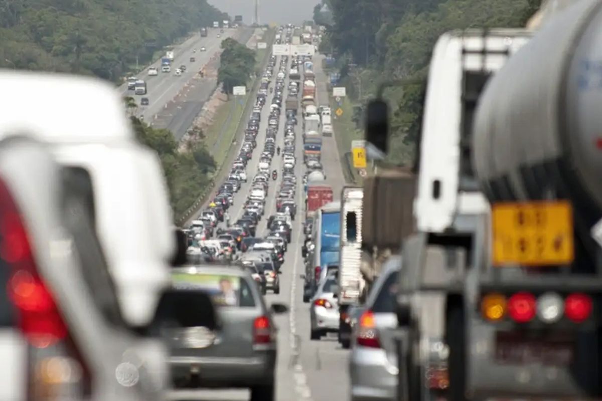 Fila de carros em rodovia