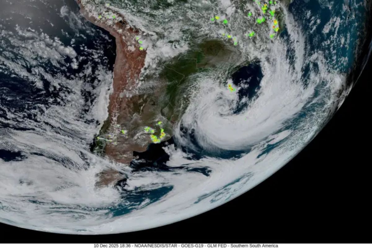 Imagens capturadas pelo satélite GOES-19 mostram concentração de nuvens causadas pela passagem do ciclone pela porção sul do Brasil. Foto: NOAA/NASA.