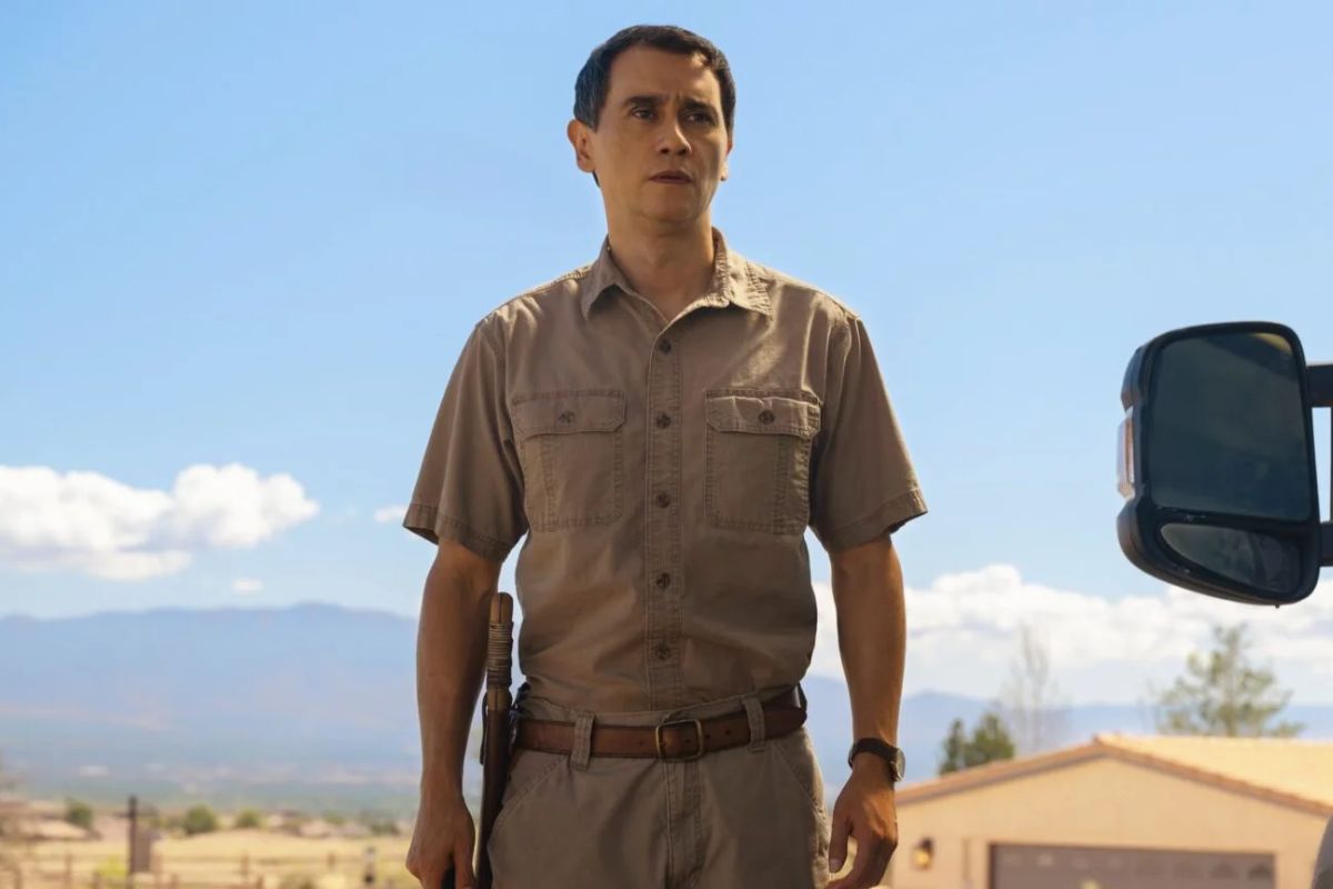 Manousos Oviedo é um dos personagens centrais e imunes à mente coletiva que dominou a humanidade. Foto: Divulgação/Apple TV.