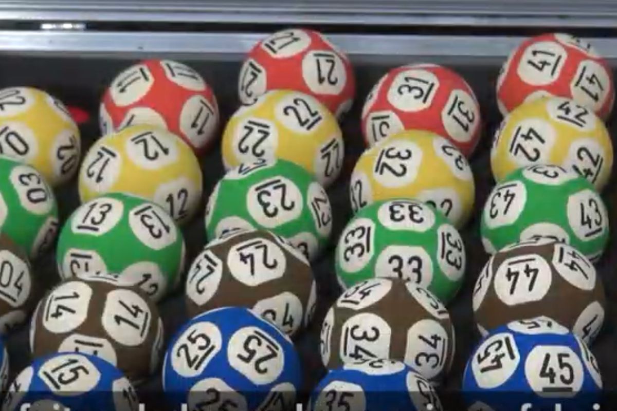 Todas as bolinhas do sorteio da Mega da Virada têm o mesmo tamanho e o mesmo peso. Foto: Divulgação/Caixa.