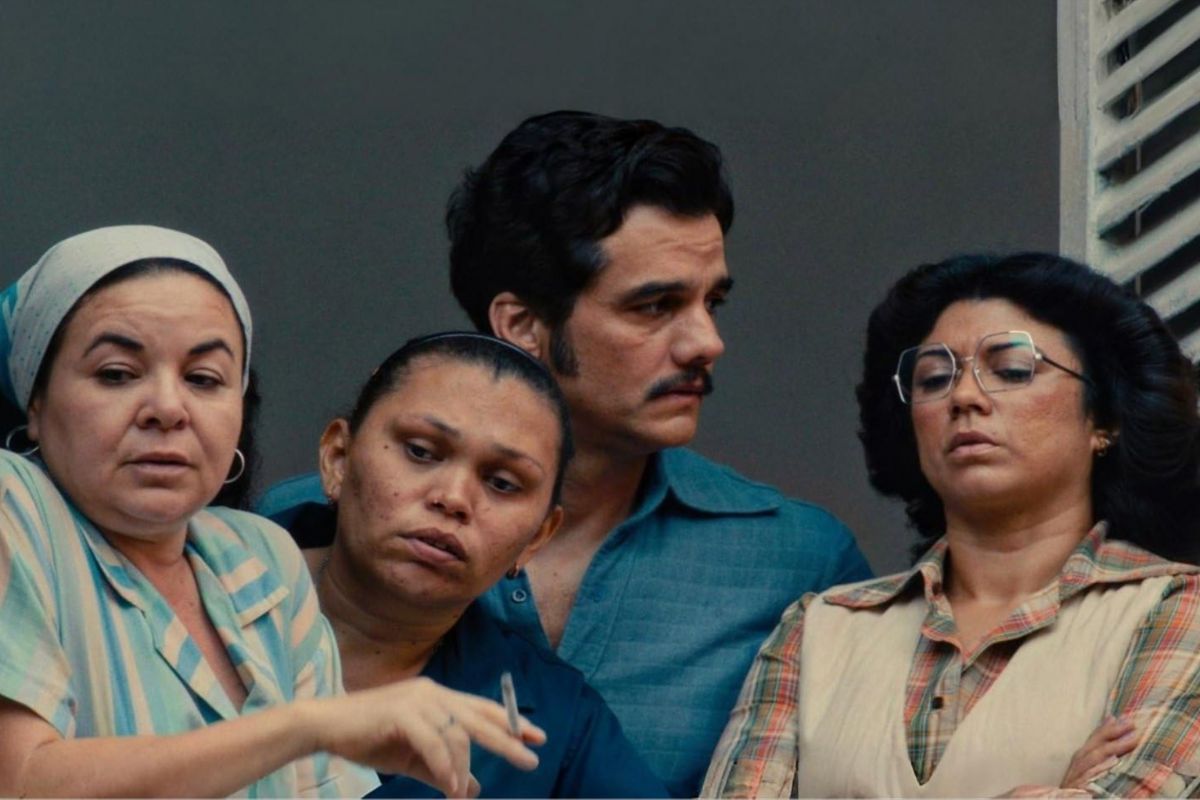 três mulheres e um homem