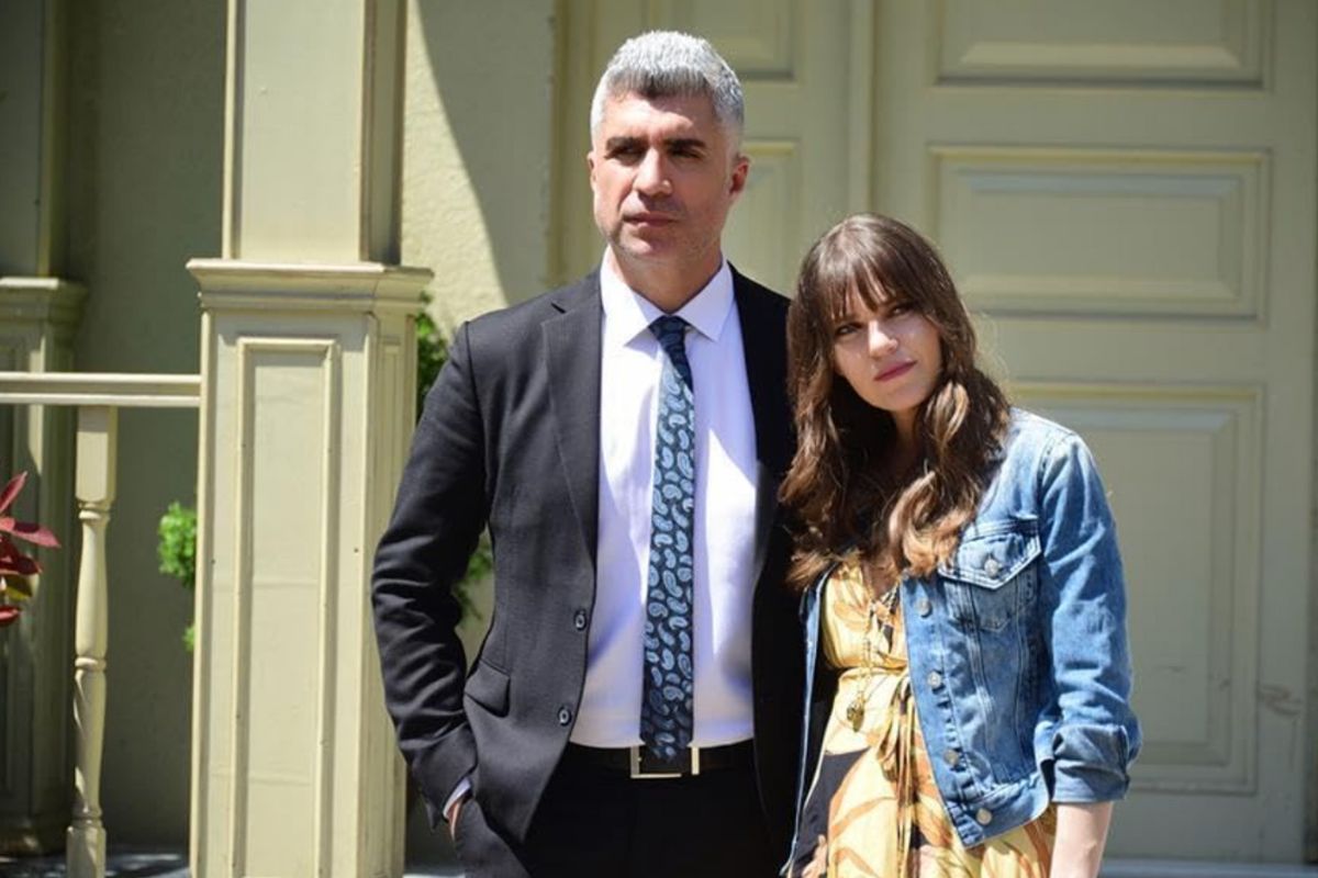 Süreyya e Faruk são o casal protagonista de "Para Sempre No Meu Coração". Foto: Reprodução/IMDB.