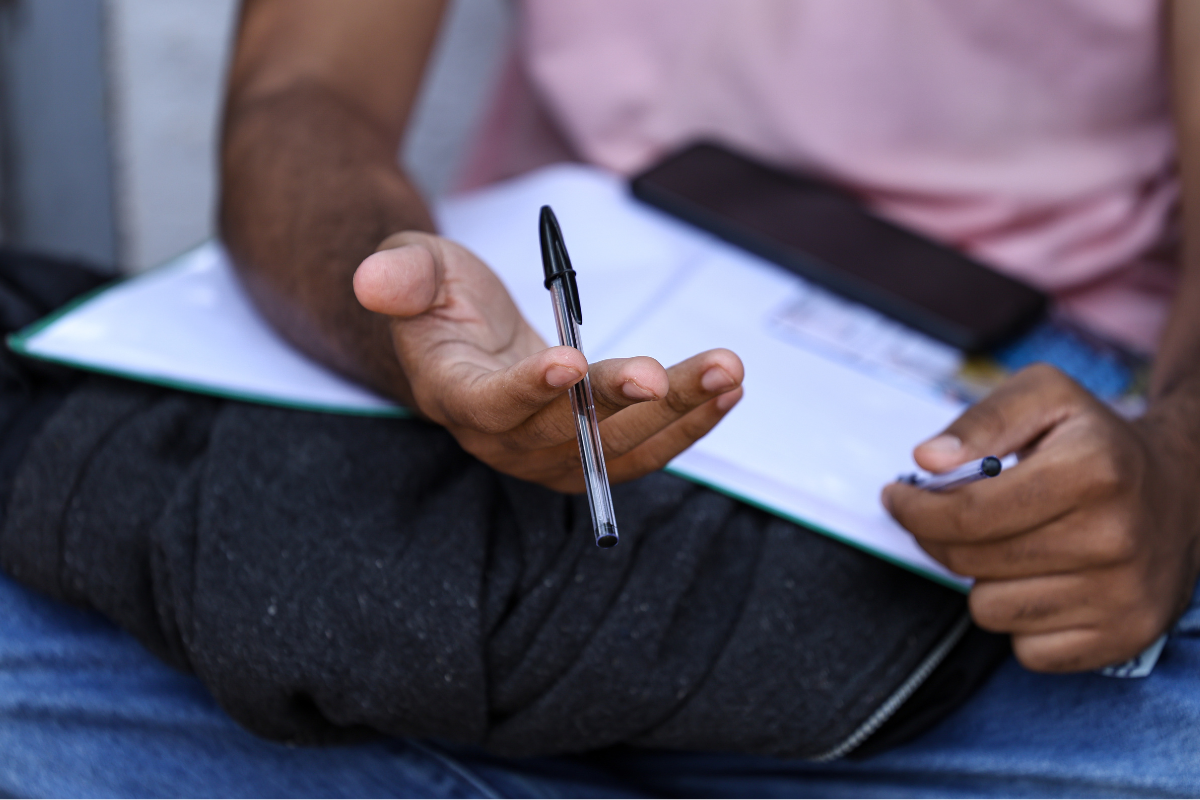 pessoa segurando uma caneta