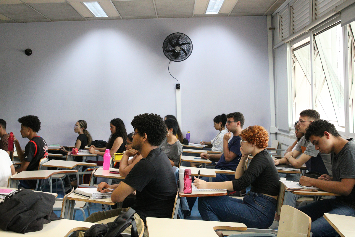estudantes em sala de aula