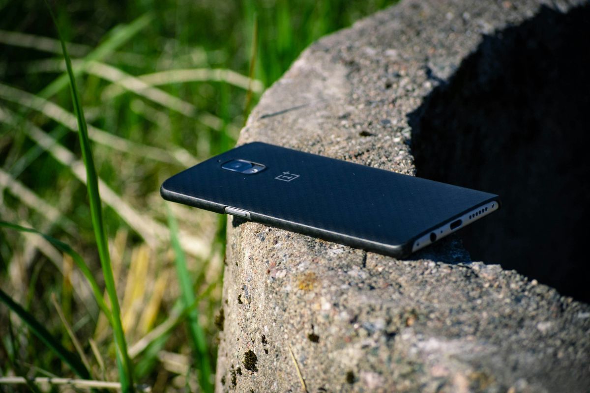 Cuidado redobrado com o celular no calor ajuda a preservar a durebilidade da bateria. Foto: Unsplash.