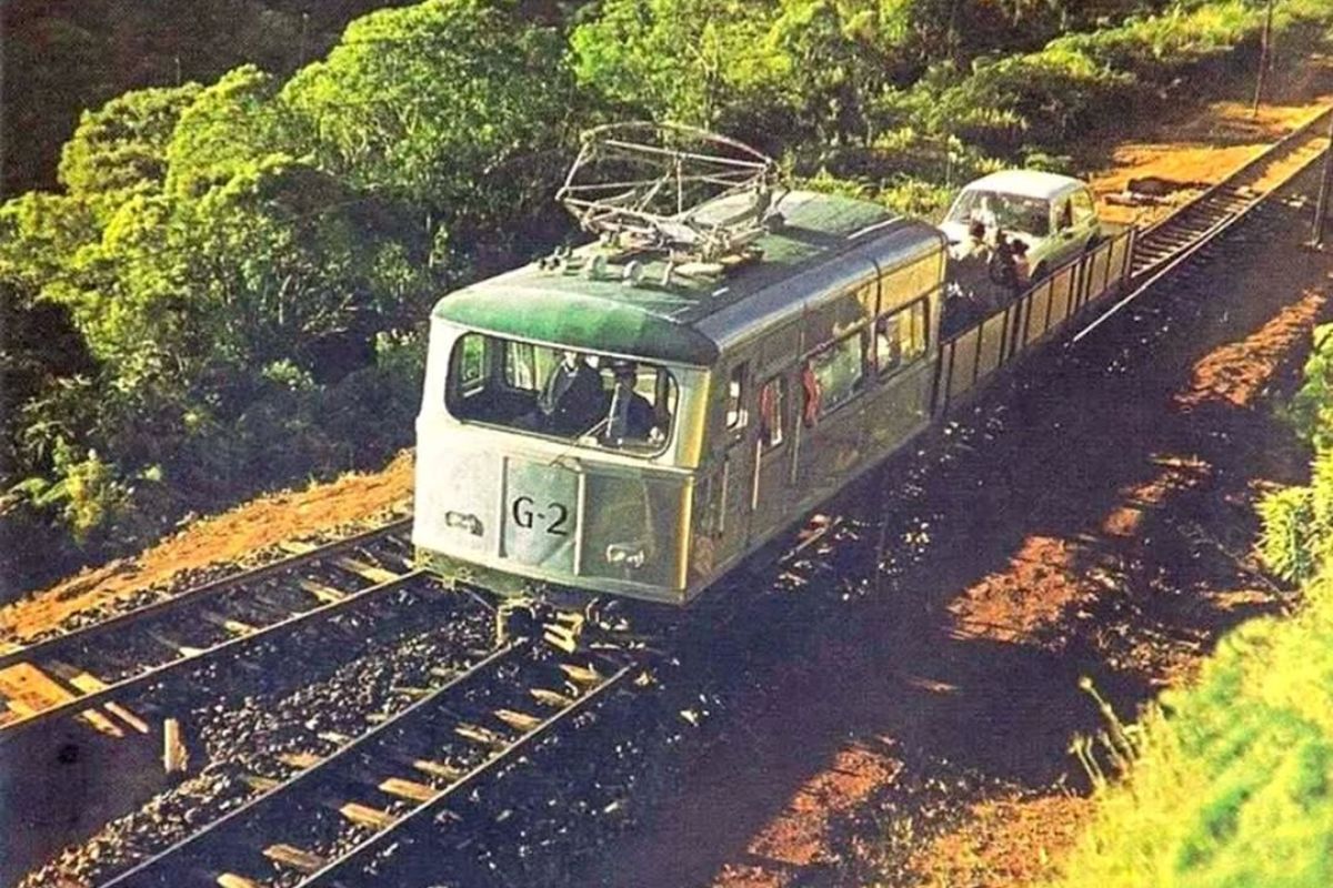 Estrada de Ferro Campos do Jordão entre as décadas de 1960 e 1970. Foto: Reprodução/ Instagram @estradadeferrocamposdojordao/Revista Ferroviária/Revista Refesa.