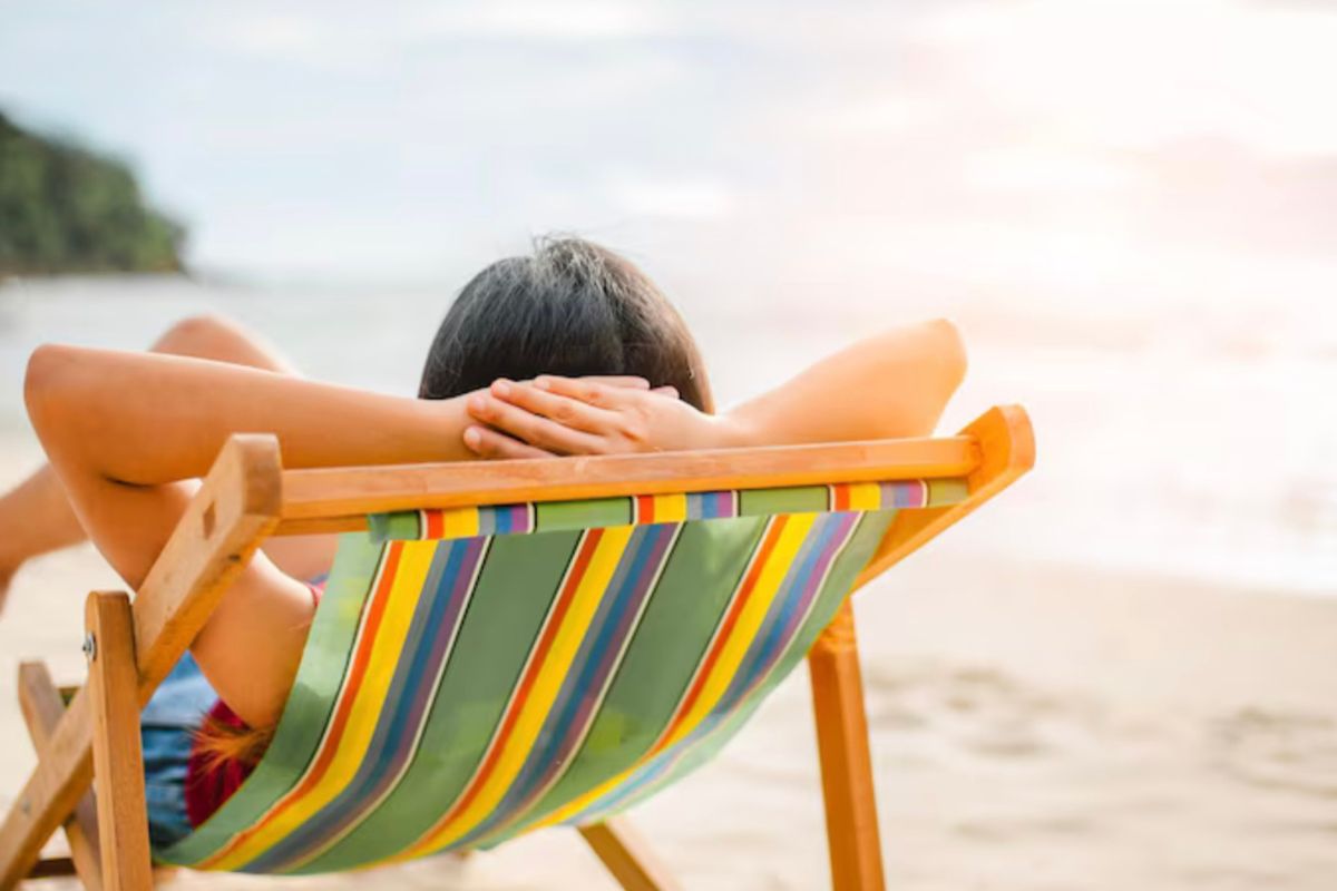 Mulher relaxando em cadeira de praia