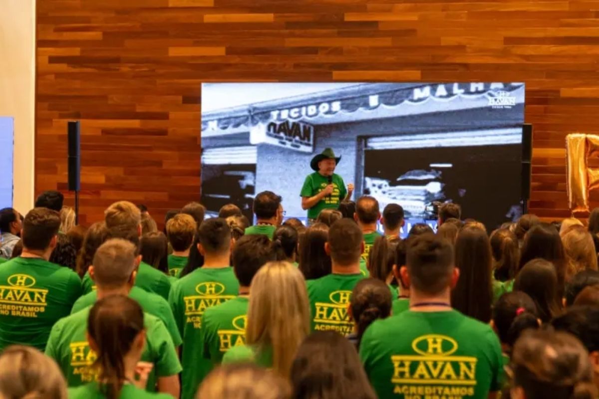Luciano Hang discursa para funcionários da Havan em evento da empresa. Foto: Divulgação/Havan.
