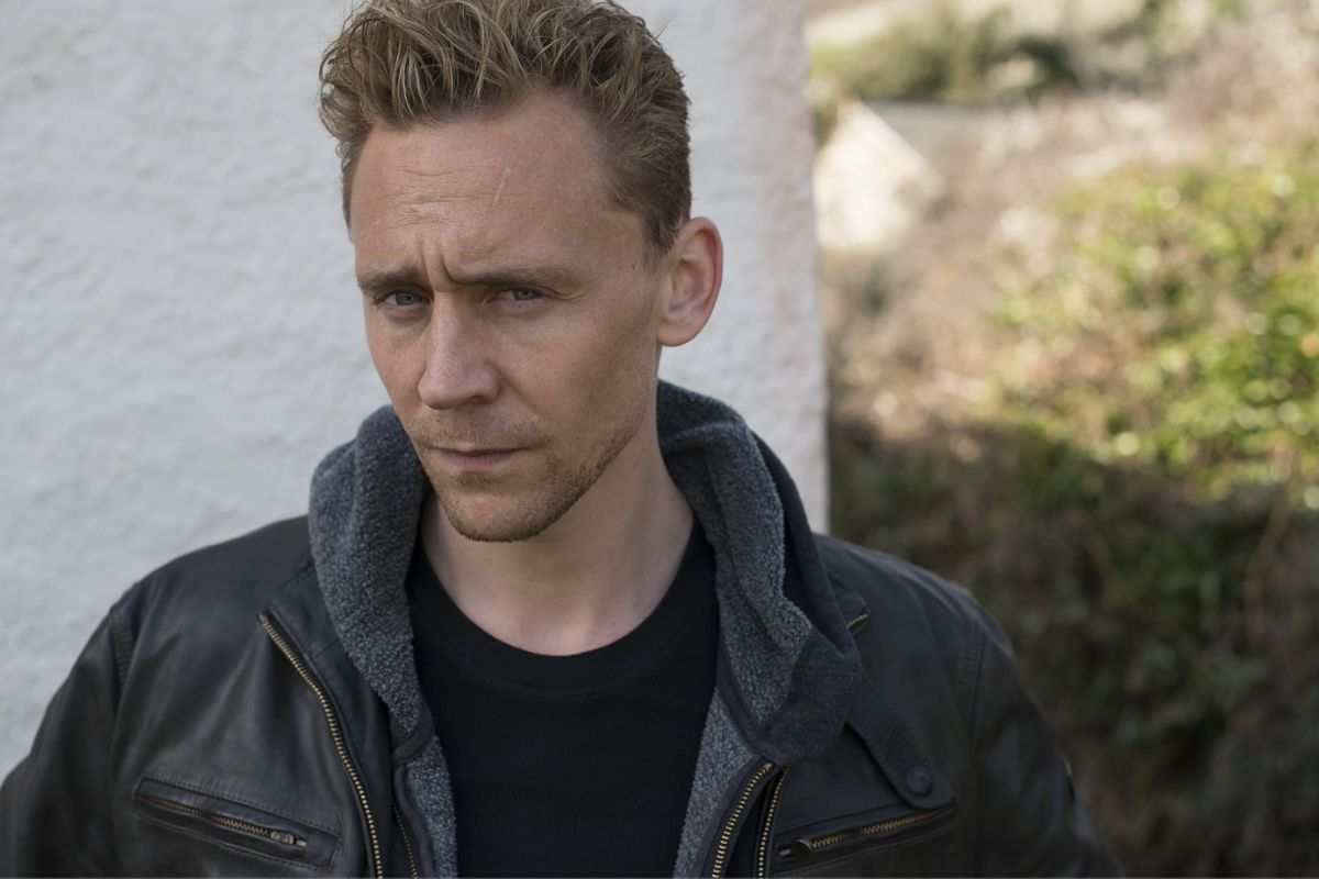 Jonathan Pine (Tom Hiddleston) é um agente secreto do mI6 que precisa voltar à ativa na segunda temporada de "O Gerente da Noite". Foto: Reprodução/IMDB.