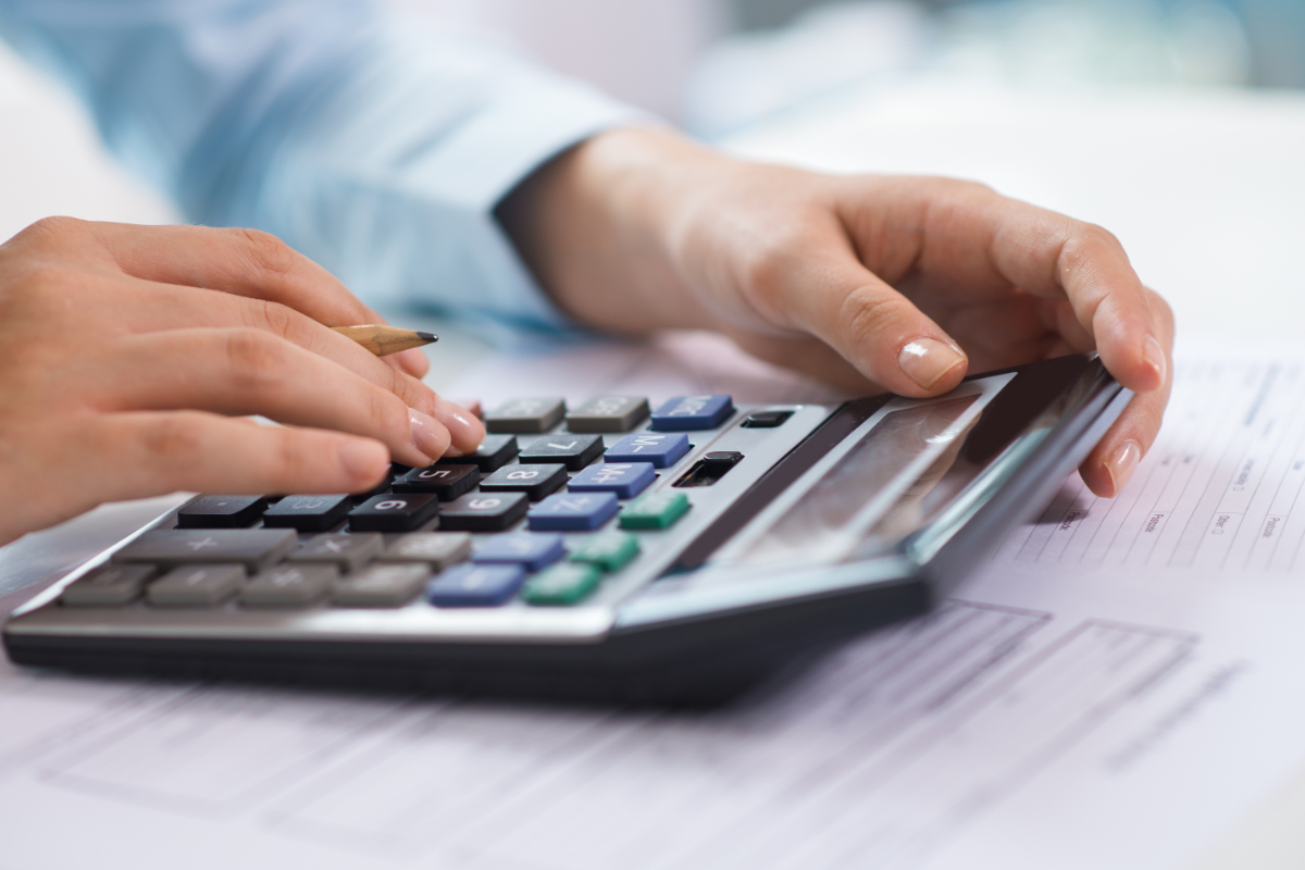 Pessoa mexendo em calculadora