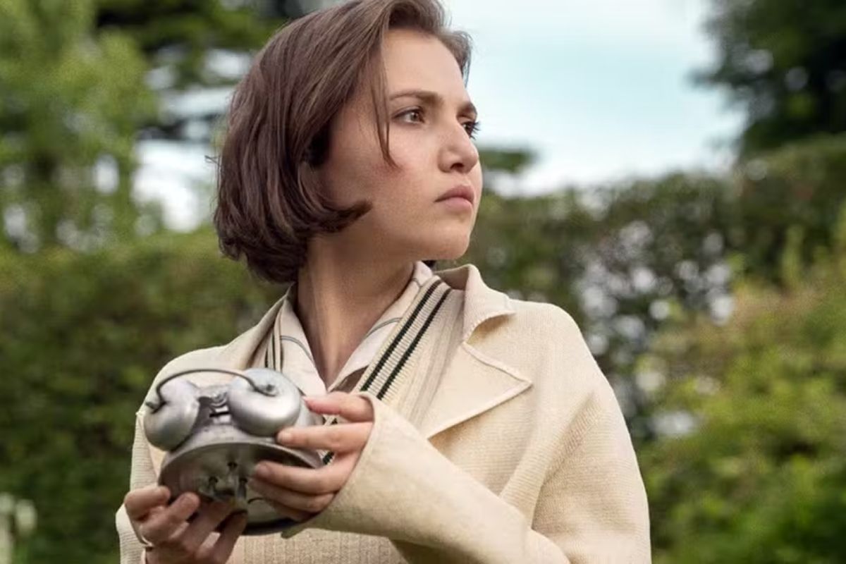 Mia McKenna-Bruce é a protagonista Bundle em "Os Sete Relógios de Agatha Christie". Foto: Divulgação/Netflix.