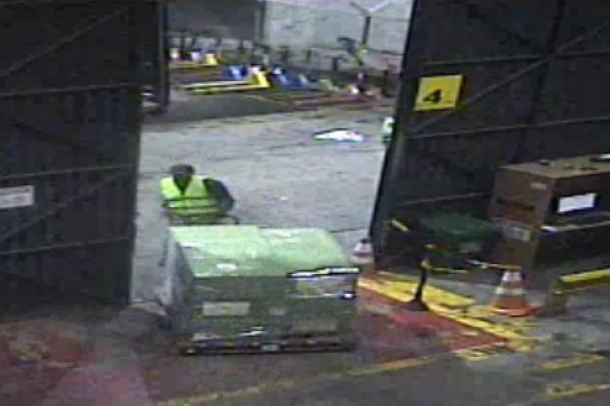 Imagens das câmeras de segurança mostram como o funcionário usava a empilhadeira para desviar eletrônicos para outro suspeito. Foto: Divulgação/Polícia Civil de São Paulo.