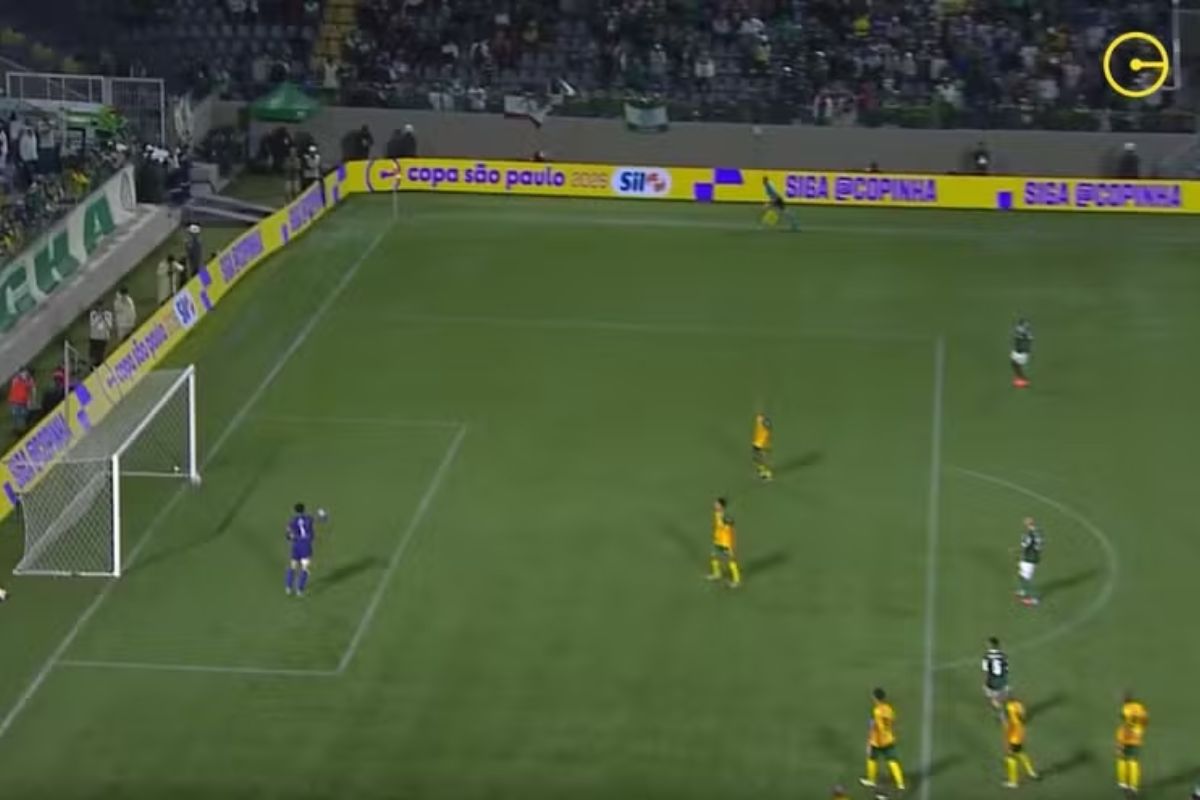 Gol inválido que garantiu o placar de 4 a 2 para o Palmeiras na Copinha. Foto: Reprodução/CazéTV.