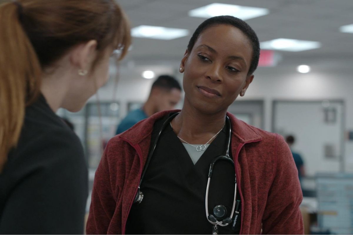 A médica Heather Collins, interpretada por Tracey Ifeachor, não voltou para a segunda temporada de "The Pitt". Foto: Reprodução/IMDB.