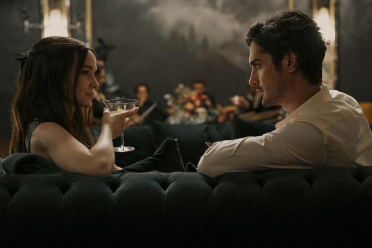 Dove Cameron e Avan Jogia são Ciara e Oliver em "56 Dias". Foto: Reprodução/IMDB.