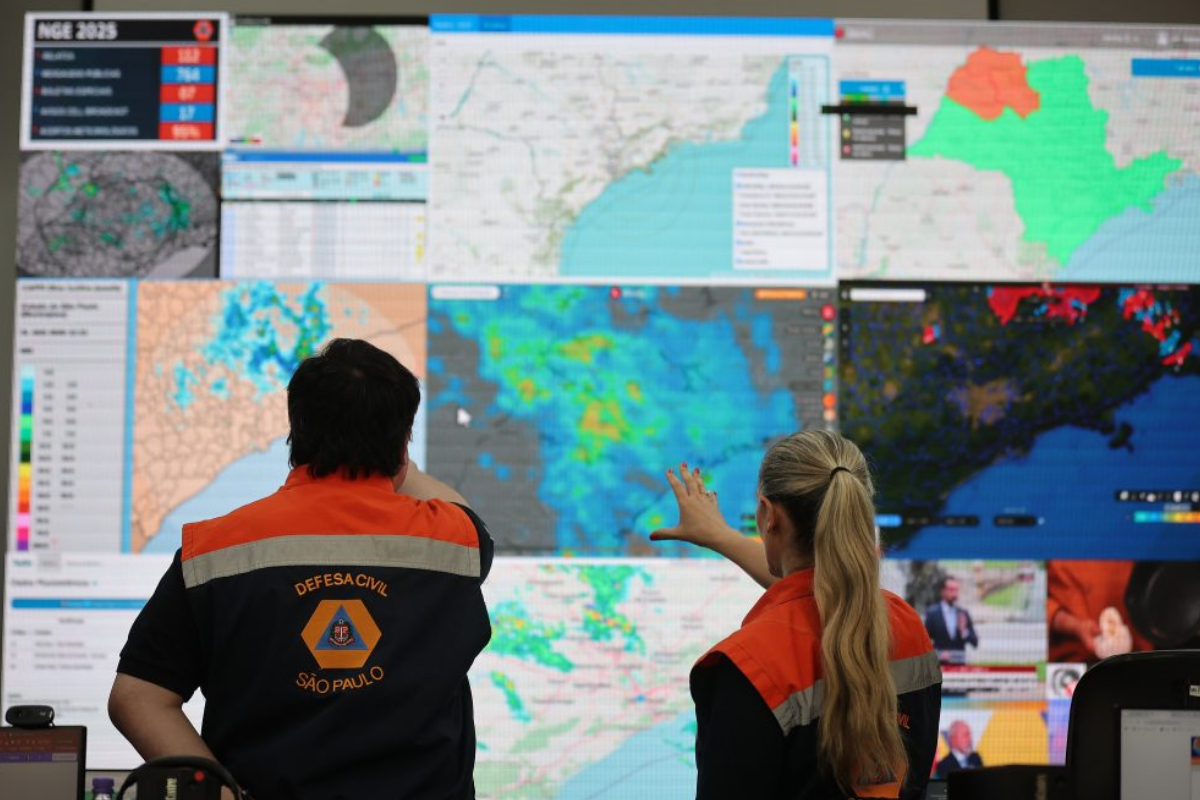 Equipes monitoram áreas de risco no Litoral de SP após fortes chuvas que elevaram o perigo de deslizamentos. Foto: Reprodução/Agência SP.
