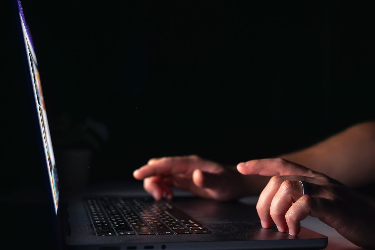 Homem mexendo no notebook