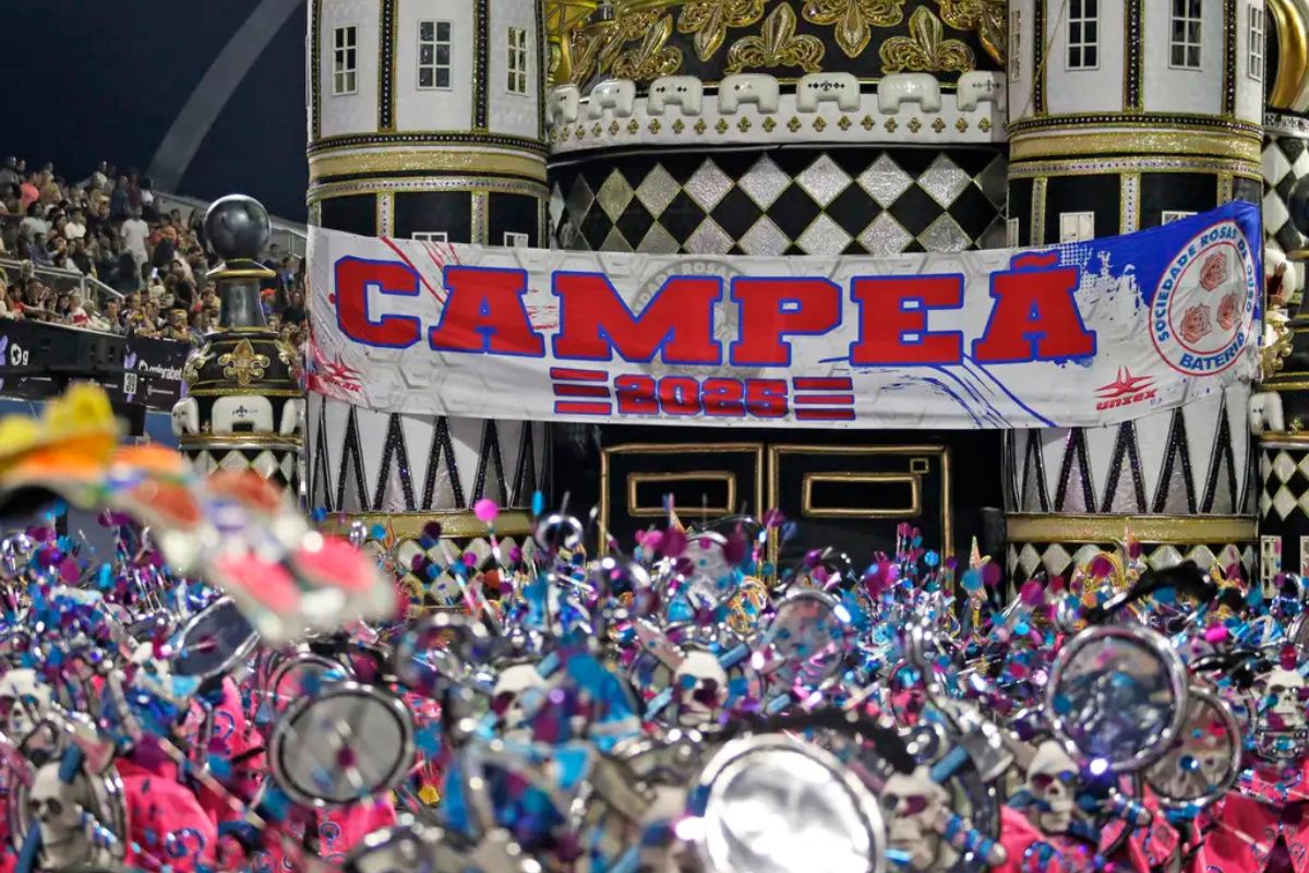 A Escola de Samba Rosas de Ouro é a atual campeã do Carnaval paulistano, conquistando o oitavo título em 2025. Foto: Paulo Pinto/Agência Brasil.