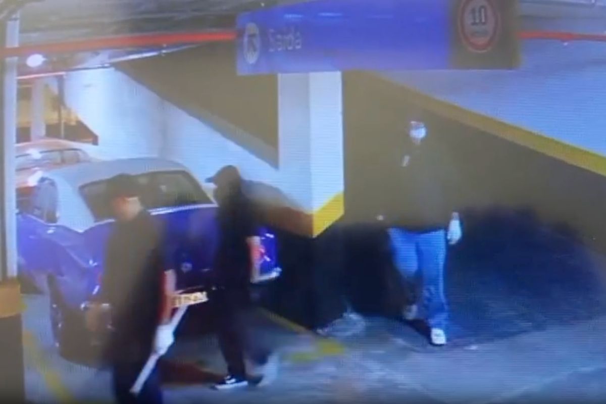 Imagens de câmera de segurança do prédio da joalheria em Moema mostram suspeitos de roubo no estacionamento. Foto: Reprodução/Polícia Civil.