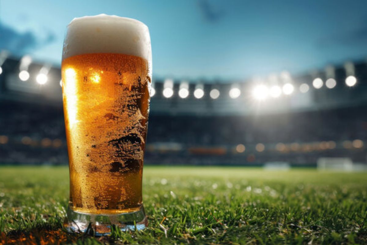 Ceveja e futebol é uma das combinações preferidas do brasileiro