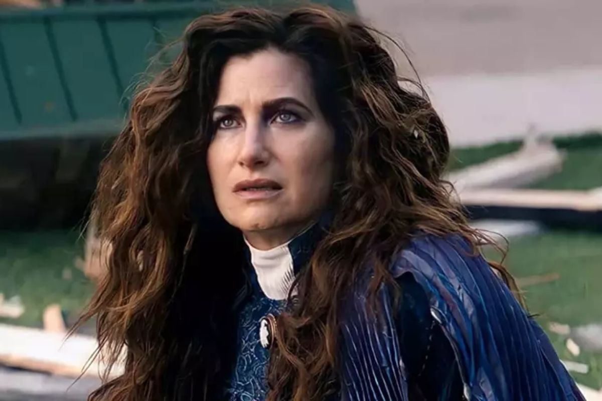 Kathryn Hahn em cena da série "Agatha All Along". Foto: Divulgação/Disney+.