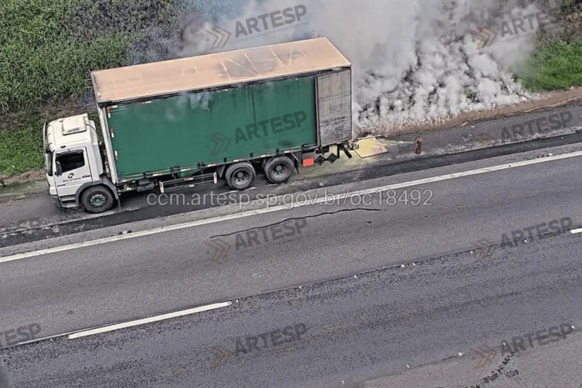 Caminhão pega fogo no Rodoanel