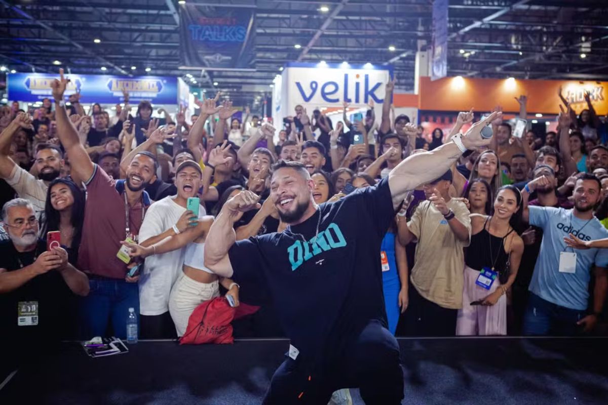 Ramon Dino com fãs no Arnold Brasil 2026. Foto: Divulgação/Arnold.