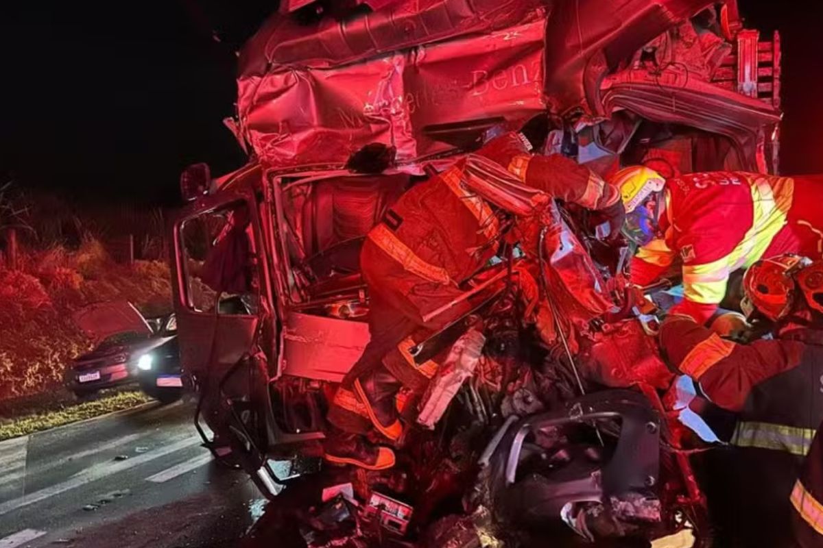 Colisão traseira entre caminhão e carreta