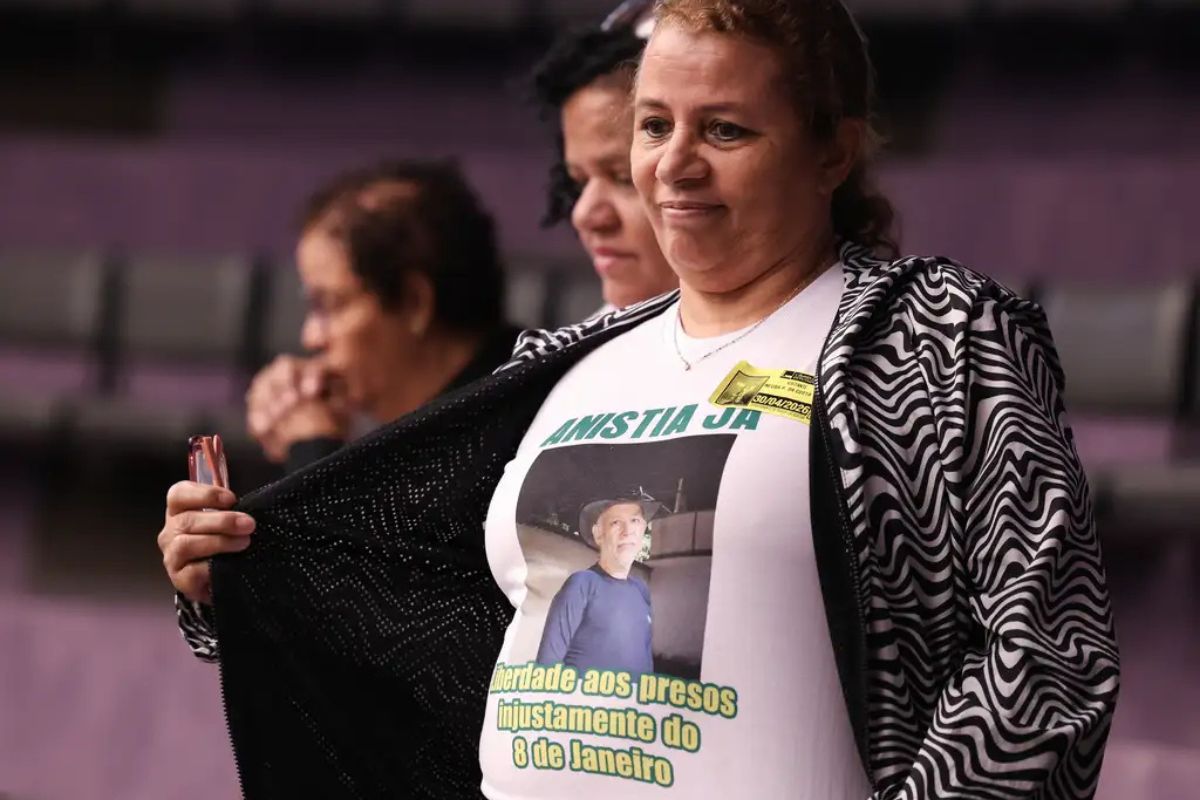 Idosa no Congresso Nacional em defesa de homem condenado por participar dos atos golpistas de 8 de janeiro de 2023. Foto: Lula Marques/ Agência Brasil.