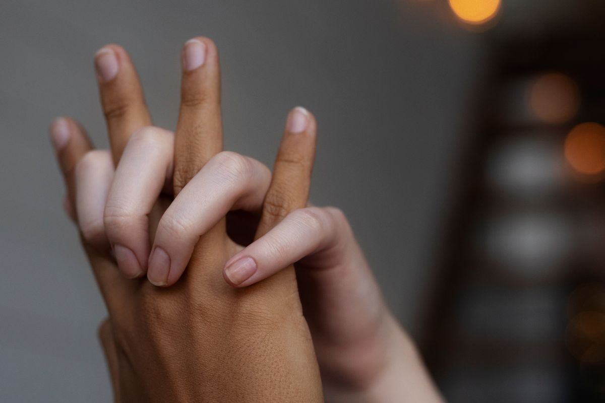 Mulheres de mãos dadas