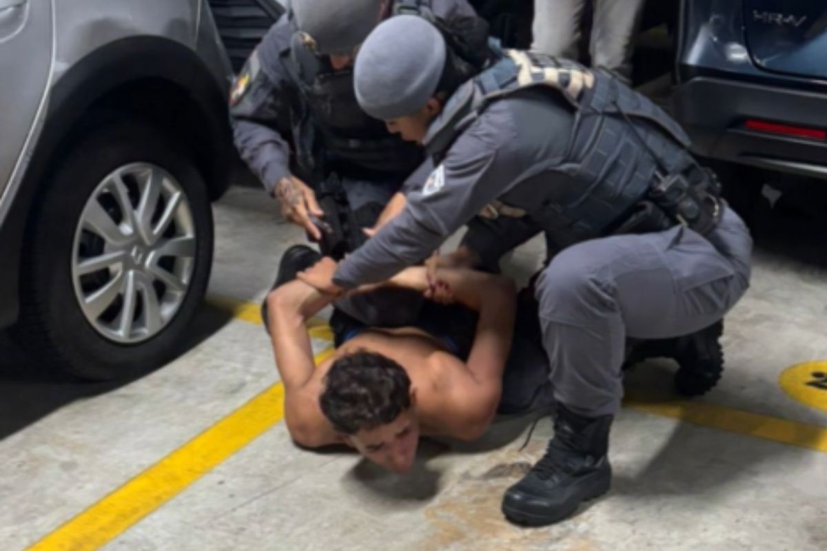 Vídeo divulgado nas redes sociais mostra momento em que um dos suspitos é detido no estacionamento do local.