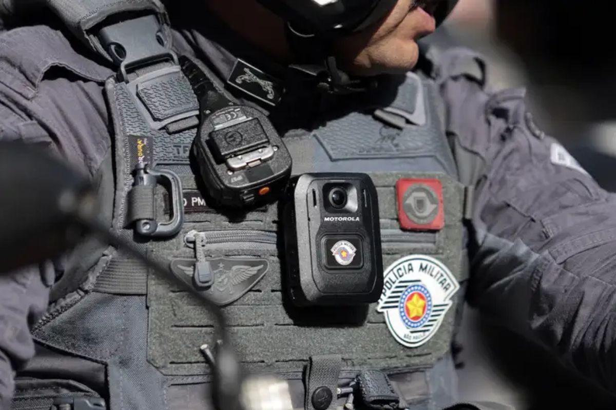 Imagens das câmaras mostram policial rezando após os disparos