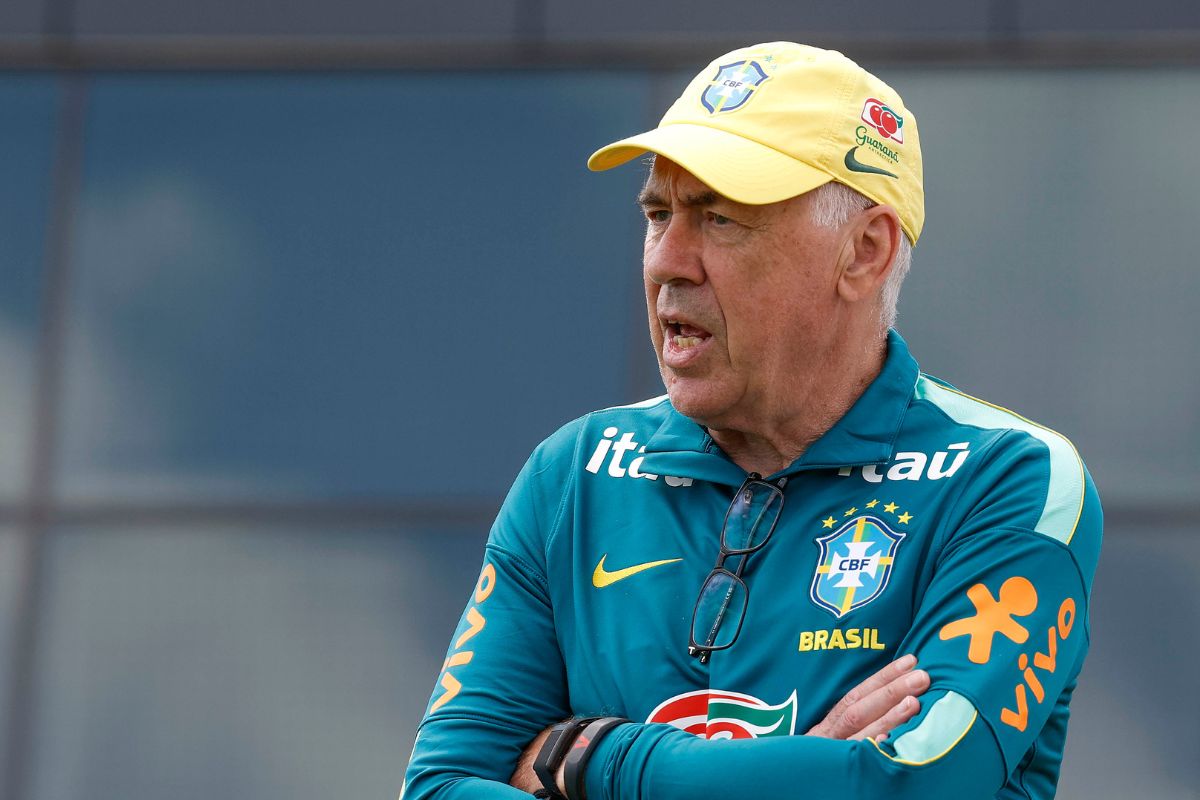 Técnico poupou o goleiro Alisson no treino desta segunda-feira (22)