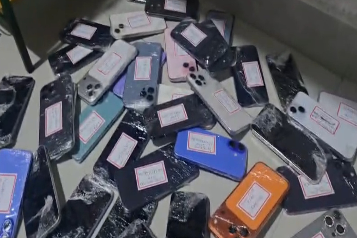 Polícia Civil apreendeu 182 celulares durante operação.