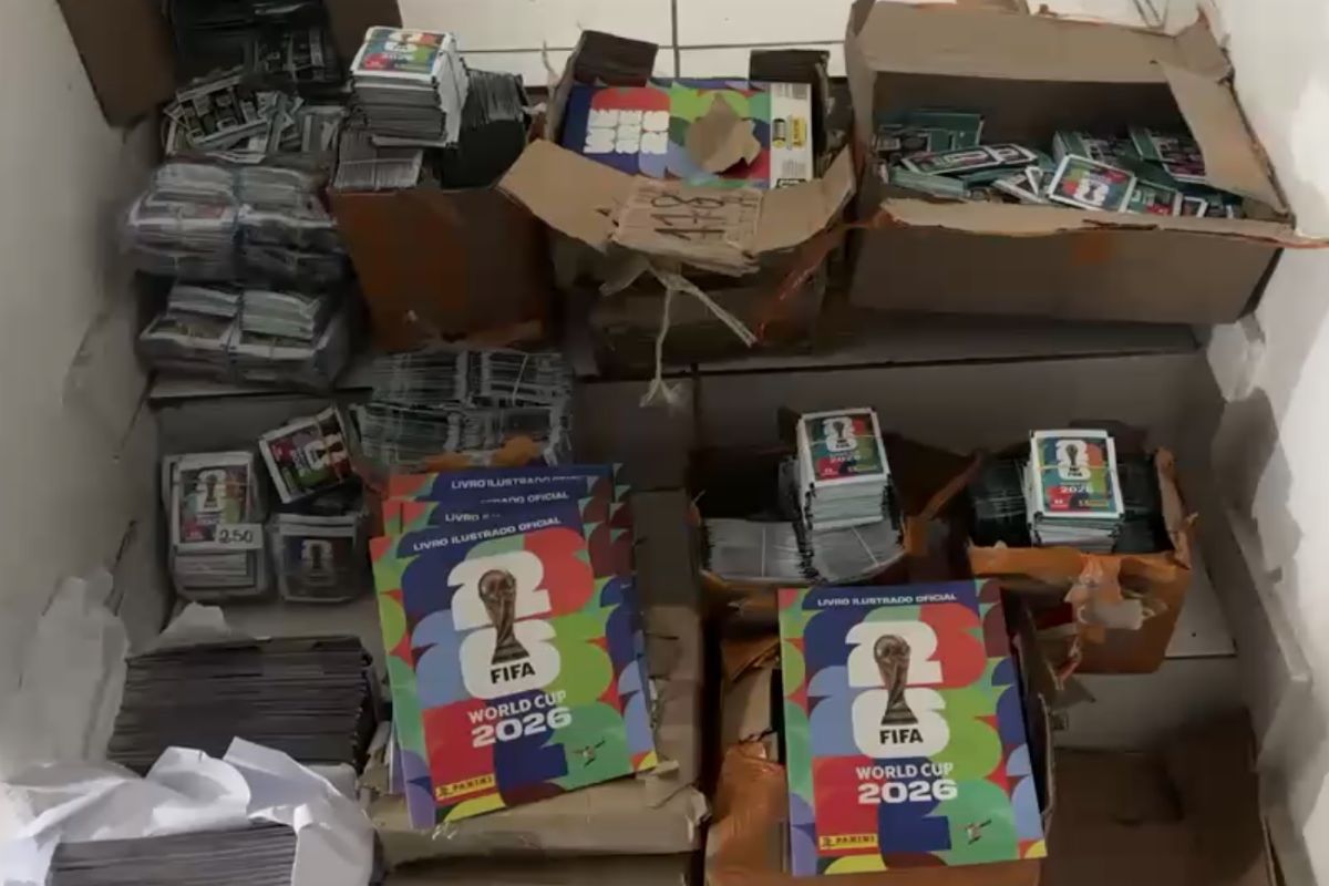 Além das figurinhas, álbuns e camisetas também foram apreendidos.