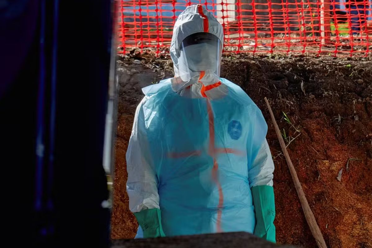 Profissional na linha de frente do combate ao Ebola na República Democrática do Congo